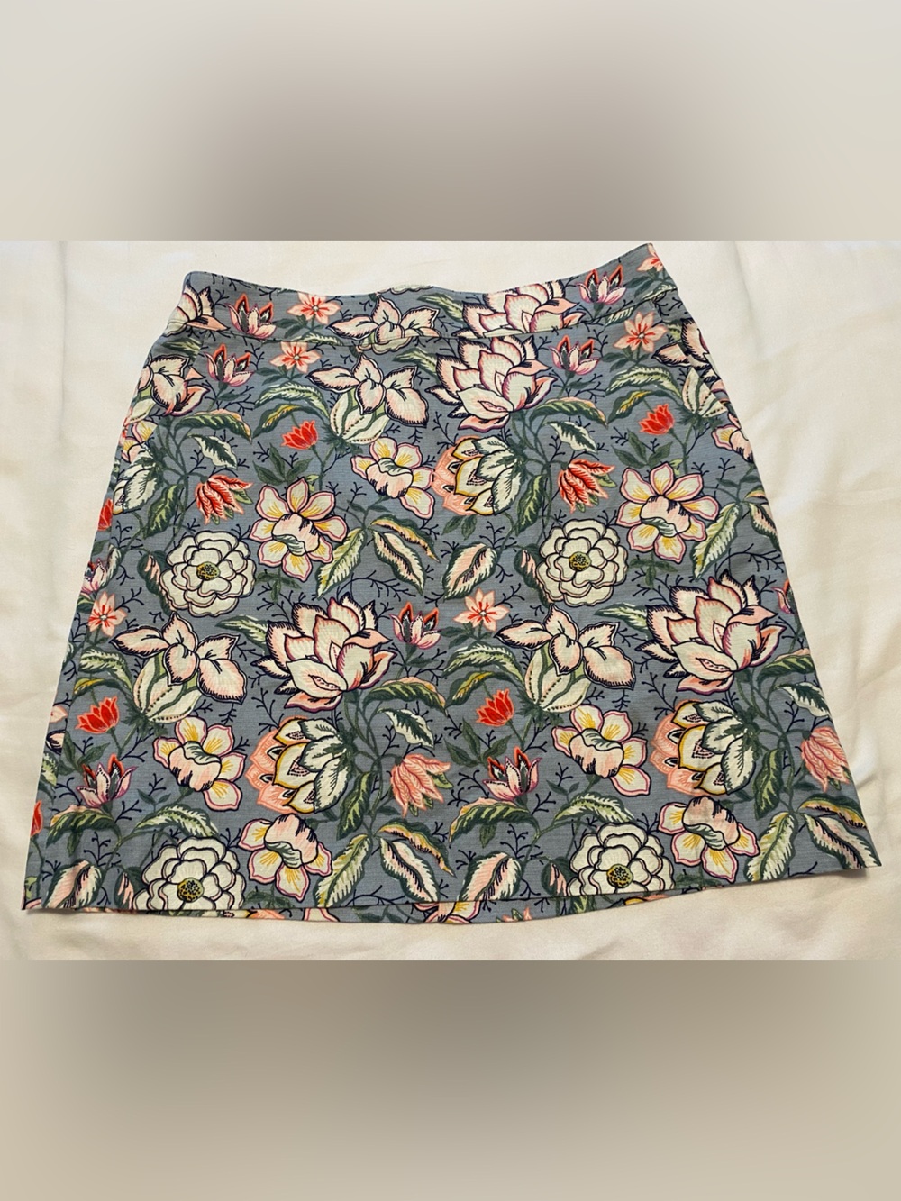 New LOFT Petites floral skirt with front pockets and back zipper. Size 6P